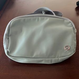 Lululemon everywhere belt bag 1L in Silver drop